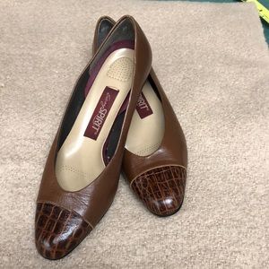 Easy spirit leather pump